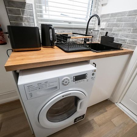 Seaside Retreat: Luxury 1-Bed, Free Parking Lägenhet Portsmouth Exteriör bild