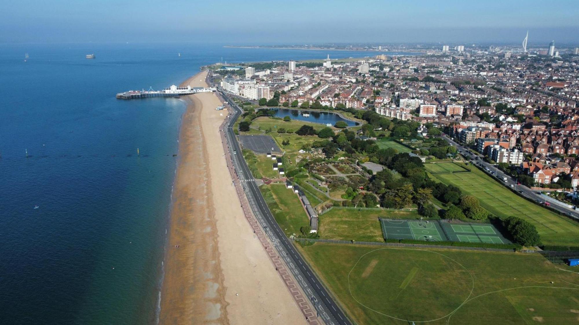 Seaside Retreat: Luxury 1-Bed, Free Parking Lägenhet Portsmouth Exteriör bild