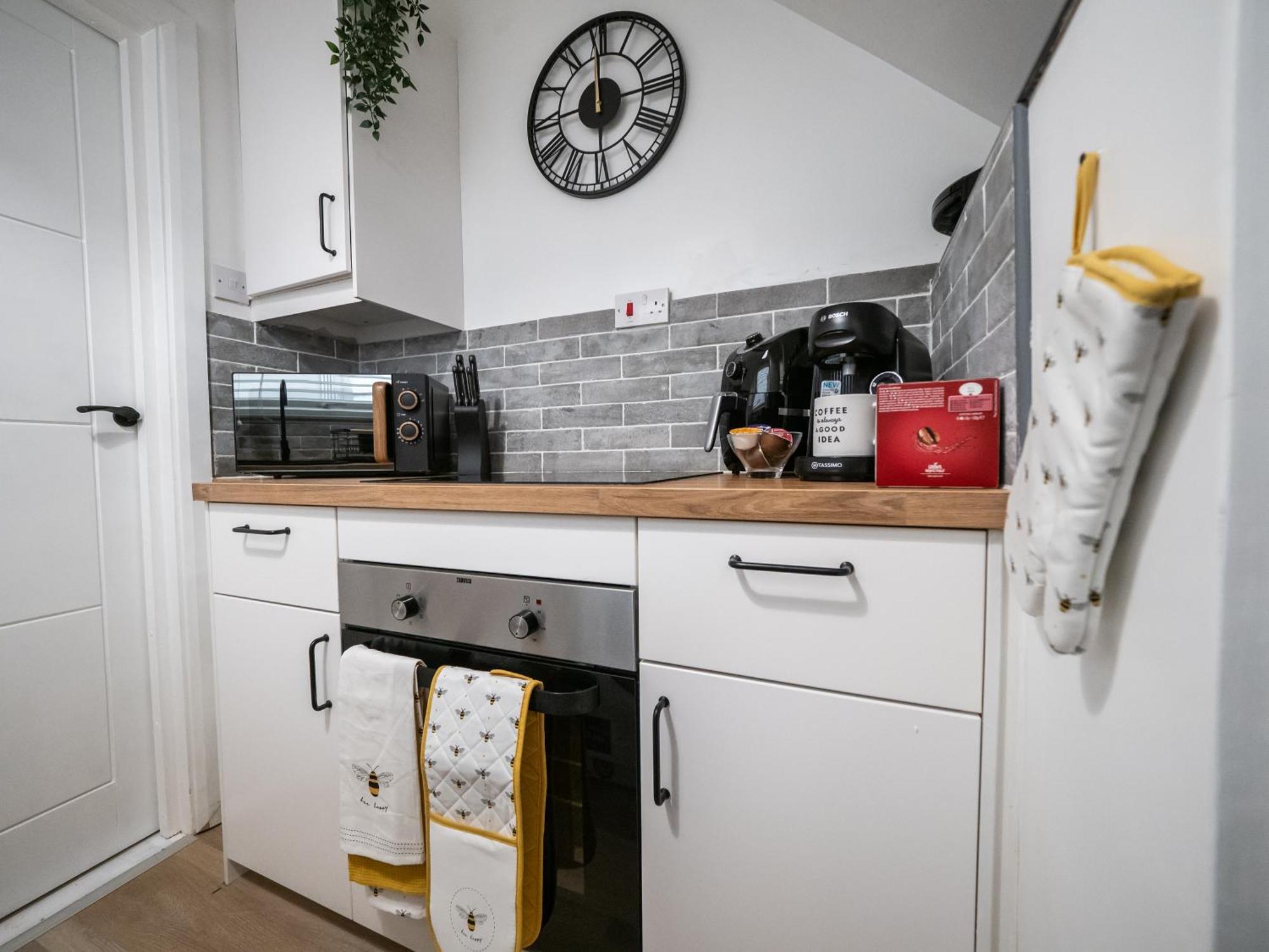 Seaside Retreat: Luxury 1-Bed, Free Parking Lägenhet Portsmouth Exteriör bild