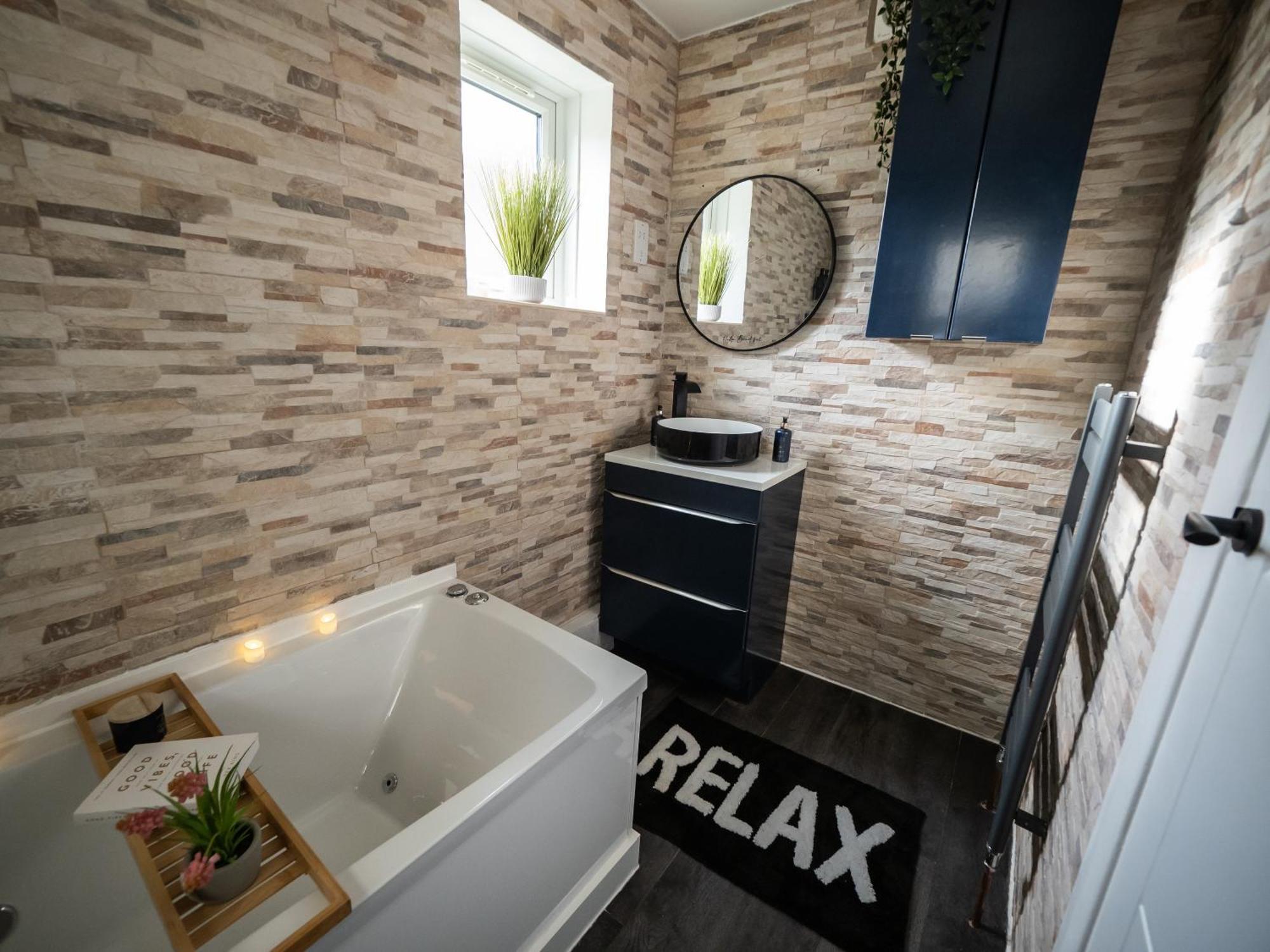 Seaside Retreat: Luxury 1-Bed, Free Parking Lägenhet Portsmouth Exteriör bild